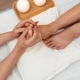 mains massant un pied et les orteils
